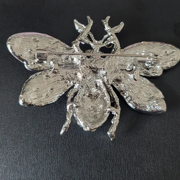 Stunning Slivertone Rhinestone Bee Brooch - Picture 2 of 2